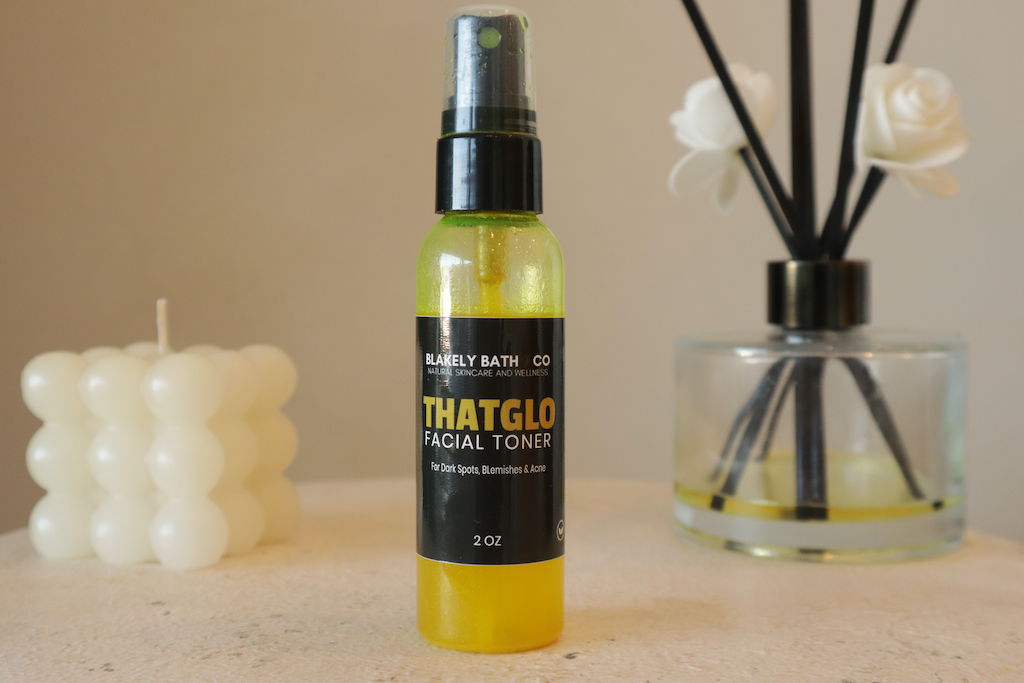 ThatGlo Turmeric Facial Toner – a brightening toner designed to help fade dark spots, even skin tone, and combat acne. Formulated with turmeric and natural botanicals for a radiant, healthy glow. Perfect for all skin types - Blakely Bath & Co 